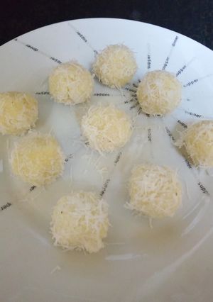 A picture of Coconut laddo.