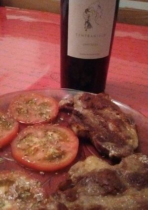 Una foto de Churrasquitos de bondiola con tomates oliva y orégano