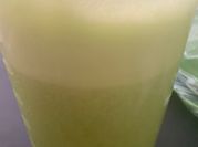 Una foto de batido de piña apio