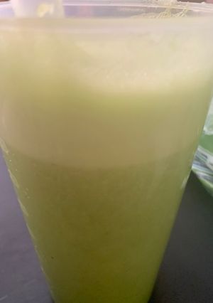 Una foto de Batido de piña, nopal y apio