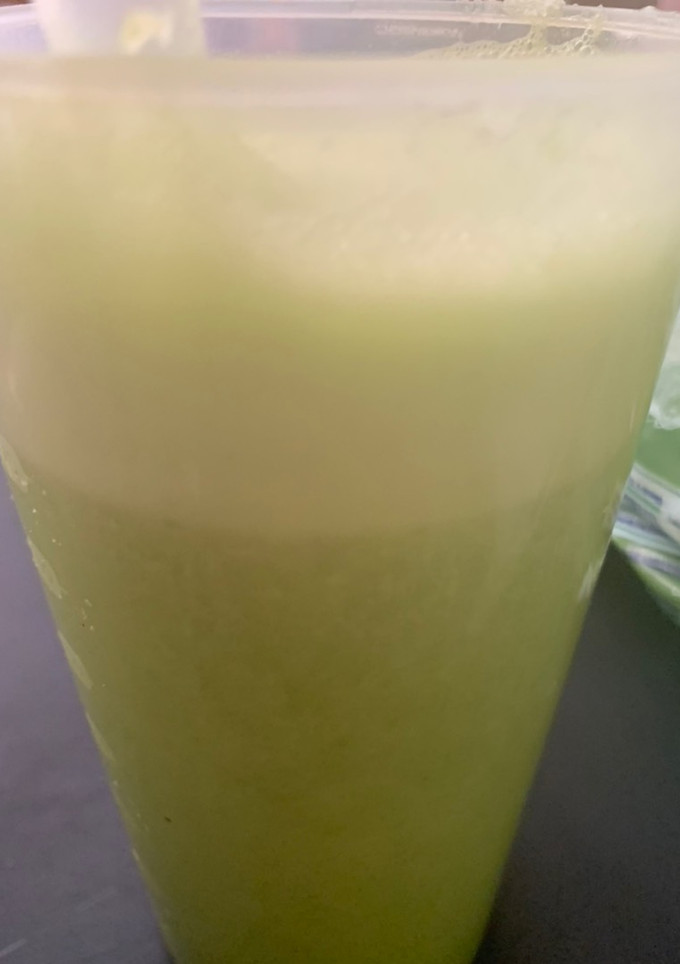 Una foto de Batido de piña, nopal y apio