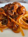 Linguine con Calamari sfumati al Cognac, Olive Nere e Passata