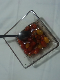 Una foto de Tomates cherry con aceite de chile, mezcal y hierbas de olor de huerta. México