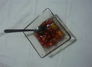 Una foto de Tomates cherry con aceite de chile, mezcal y hierbas de olor de huerta. México