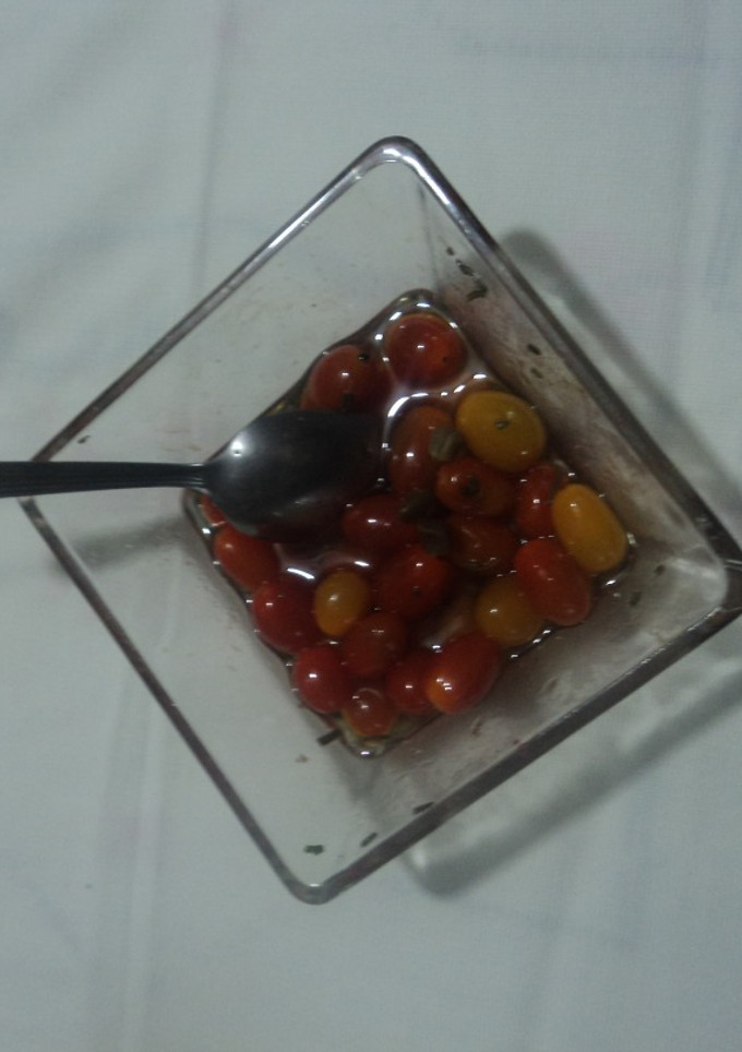 Una foto de Tomates cherry con aceite de chile, mezcal y hierbas de olor de huerta. México