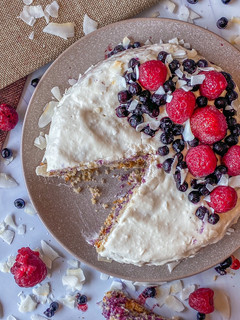 Foto principal de Tarta de coco y frutos rojos