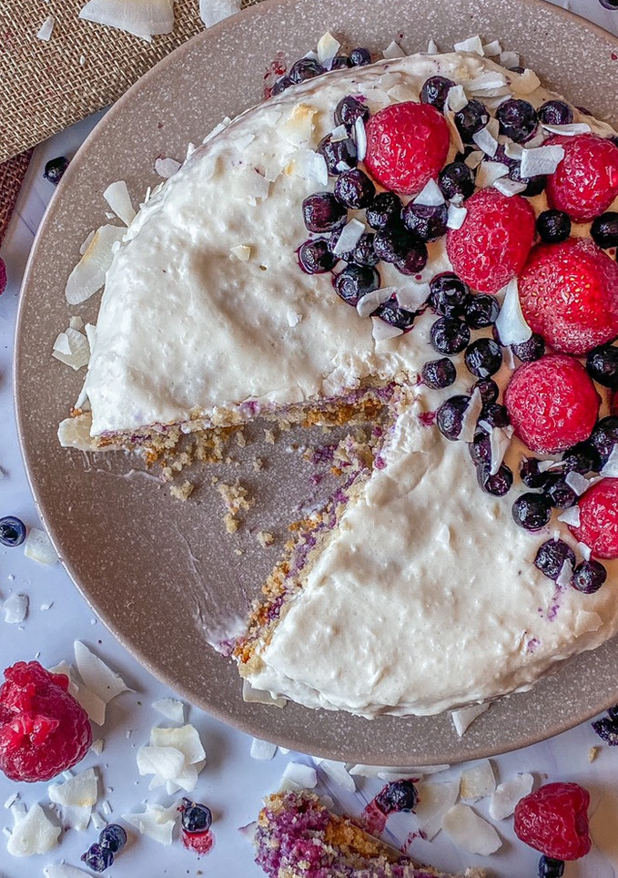 Una foto de Tarta de coco y frutos rojos