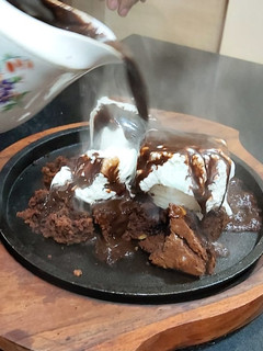 સિઝલિંગ ચોકલેટ બ્રાઉની (Sizzling Chocolate Brownie Recipe In Gujarati રેસીપી મુખ્ય ફોટો