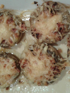 Una foto de Champiñon relleno de beicon y queso