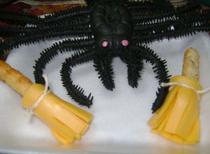 Una foto de Escobas de brujas de Halloween con queso