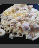 Tallarines con salsa a la crema y champiñones