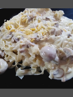 Una foto de Tallarines con salsa a la crema y champiñones