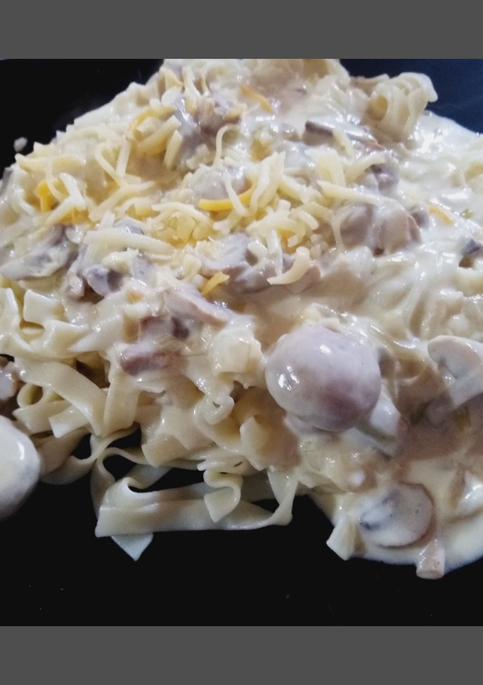 Una foto de Tallarines con salsa a la crema y champiñones