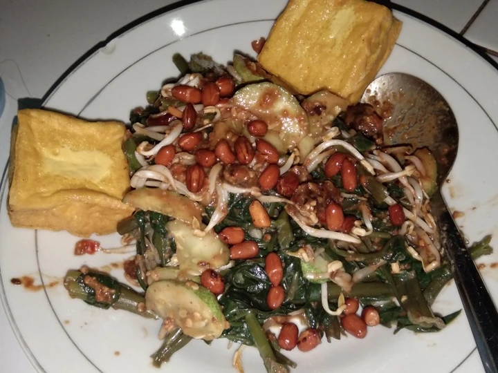 Cara Simple Menyiapkan Resep  Rujak Kangkung pedas dengan toge timun yang Bikin Ngiler, Menggugah Selera