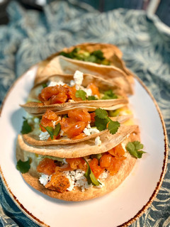 Una foto de Tacos de vinagreta de verduras, salmón ahumado y feta