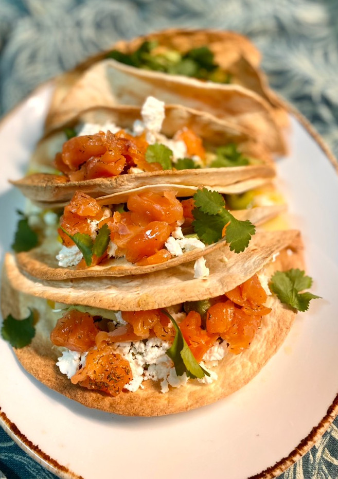 Una foto de Tacos de vinagreta de verduras, salmón ahumado y feta