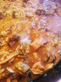 Una foto de Arroz meloso de pato con setas y alcachofas