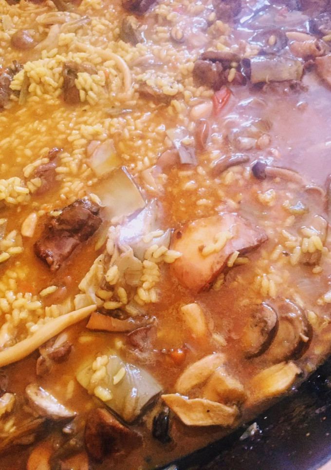 Una foto de Arroz meloso de pato con setas y alcachofas