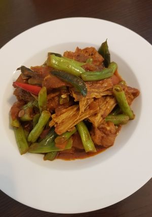A picture of Bean dry curry with tofu skin.