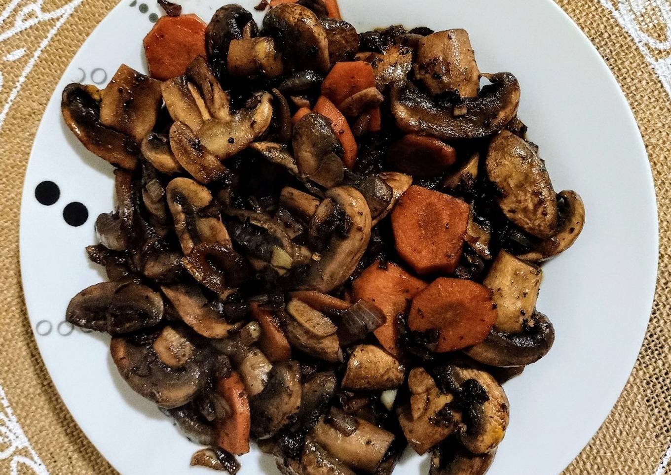 Champiñones al vino tinto