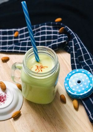 બદામ શેક (Badam Shake Recipe In Gujarati) રેસીપી મુખ્ય ફોટો