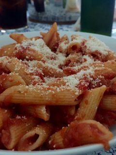 Una foto de Pasta con salsa de tomate y chorizo