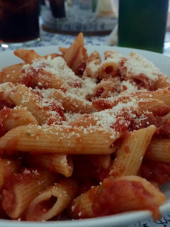 Una foto de Pasta con salsa de tomate y chorizo