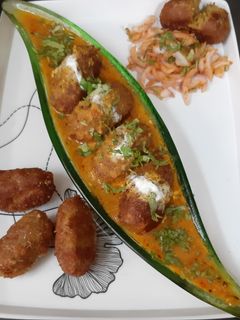 सोया खिमा कोफ्ता करी (soya kheema kofta curry recipe in marathi) रेसिपी चे मुख्य फोटो 