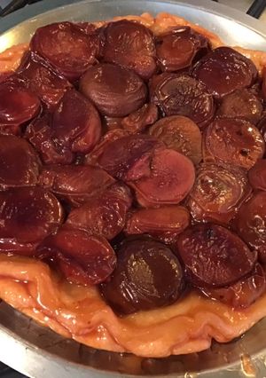 Une photo de Tarte renversée aux pêches de vigne cœur de lemon curd