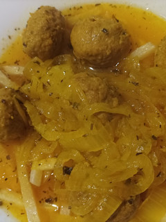 Una foto de Albóndigas en salsa amarilla con patatas