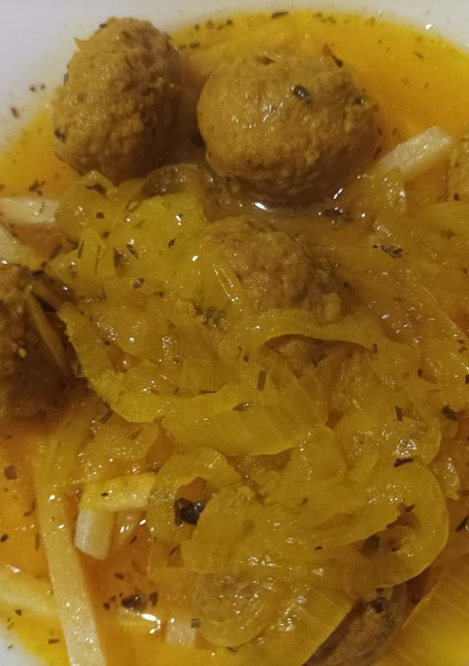 Una foto de Albóndigas en salsa amarilla con patatas