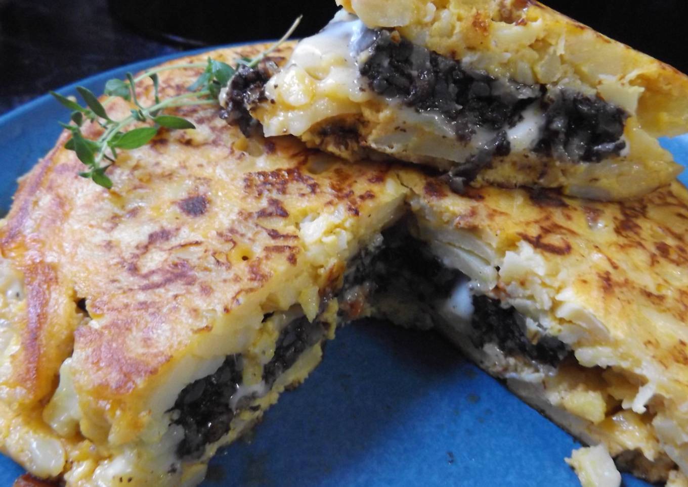 Tortilla de patatas y chorizo rellena con morcilla de Burgos y queso