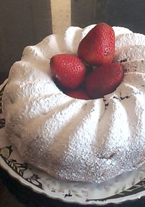 Una foto de Bizcochuelo para mi amor de frutillas, almendras, yogur y nueces, con frutillas bien rojas, como el corazón!!!