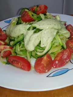 Una foto de Espaguetis de calabacín con salsa de aguacate, albahaca y piñones