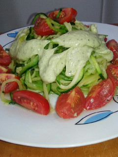 Una foto de Espaguetis de calabacín con salsa de aguacate, albahaca y piñones