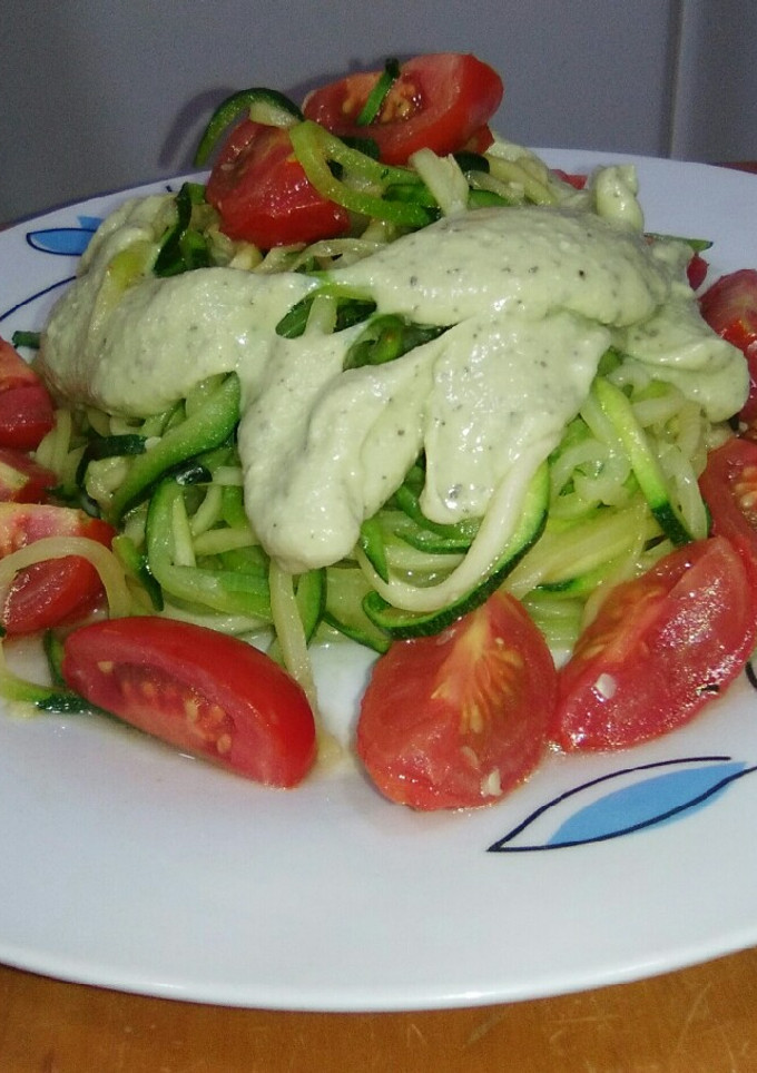 Una foto de Espaguetis de calabacín con salsa de aguacate, albahaca y piñones