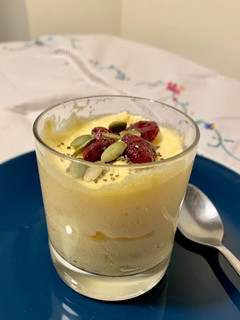 Una foto de Mousse de piña y coco