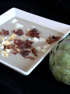 Una foto de Crema de alcachofas con huevo duro y virutas de jamón