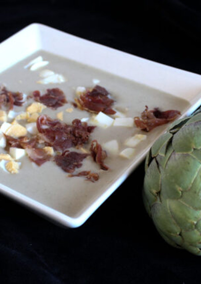 Una foto de Crema de alcachofas con huevo duro y virutas de jamón