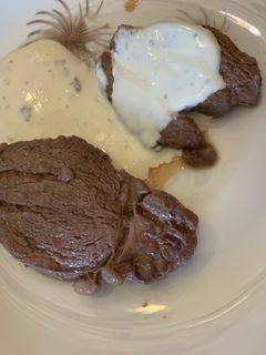 Una foto de Solomillo de novilla con salsa de queso