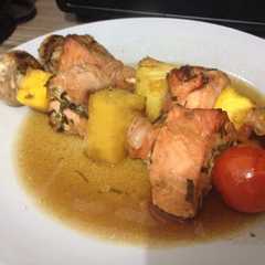 A picture of Brochetas de salmón, piña y mango al teriyaki 😜.