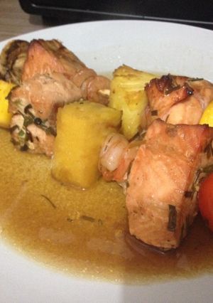 Una foto de Brochetas de salmón, piña y mango al teriyaki 😜