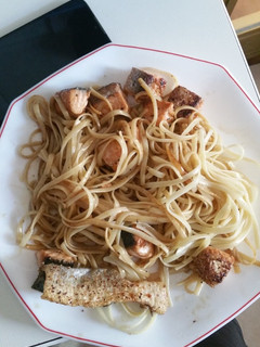 Una foto de Tallarines con Salmón y Salsa de soja