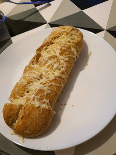 Una foto de Pan de ajo con queso.. 🤭
