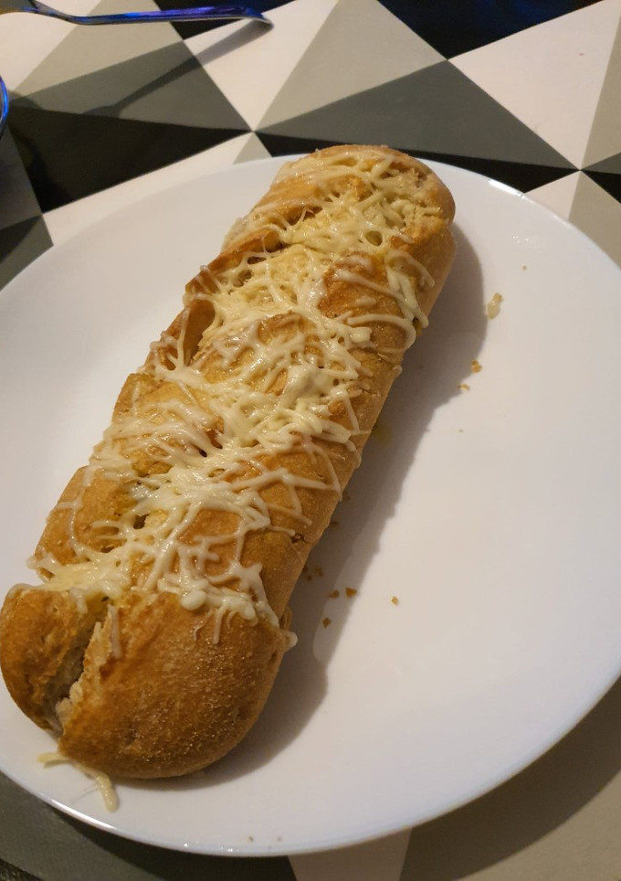 Una foto de Pan de ajo con queso.. 🤭
