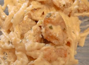 Una foto de Tallarines Carbonara con Pollo