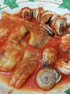 Una foto de Filetes de pescado y caracoles con salsa de tomate