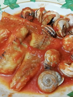 Una foto de Filetes de pescado y caracoles con salsa de tomate