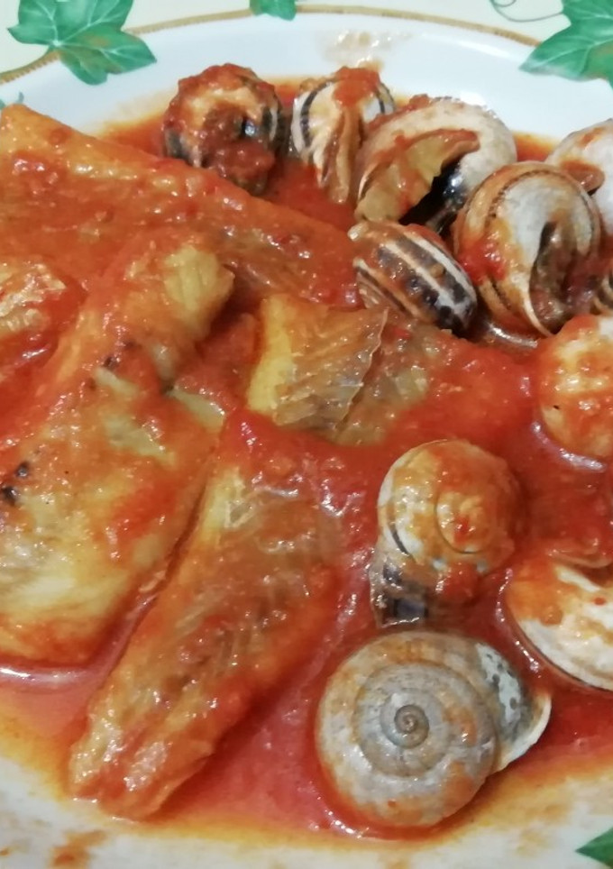 Una foto de Filetes de pescado y caracoles con salsa de tomate