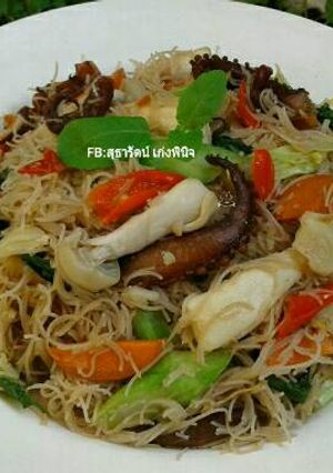 รูปของ หมี่ข้าวกล้องผัดกะเพราปลาหมึกกรอบ